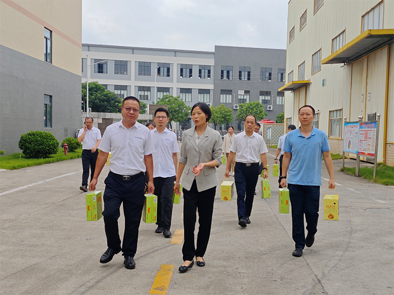 韶关市总工会主席邓彩虹一行到欧莱新材开展“工会送清凉·防暑保安康”慰问活动